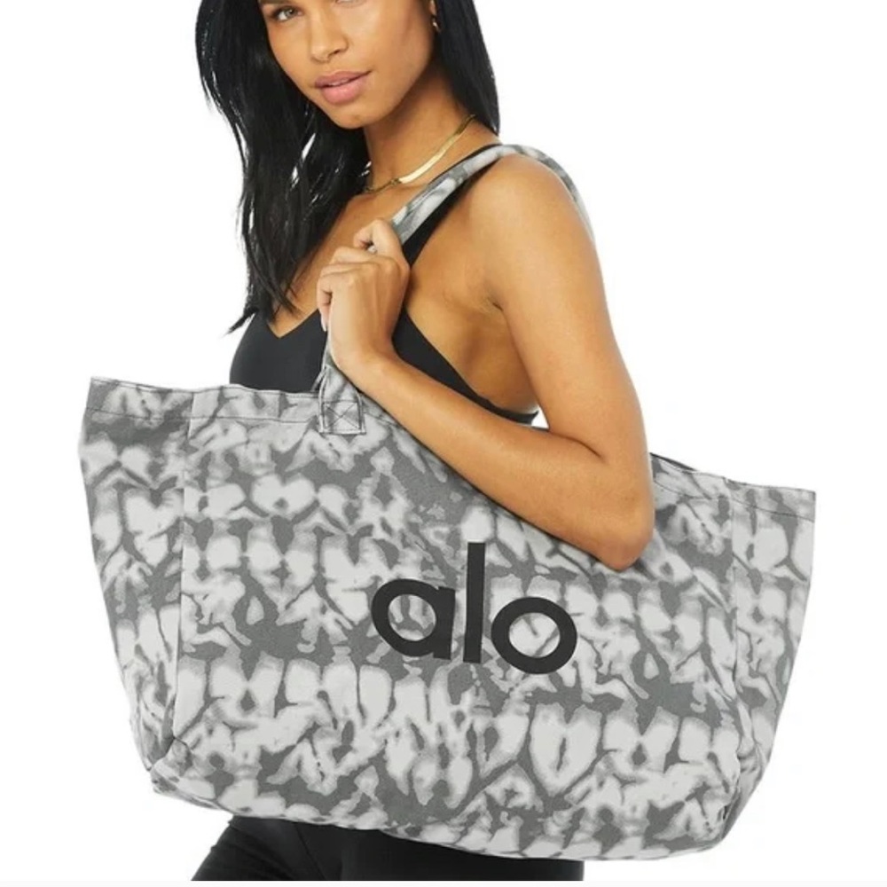 COPY - COPY - New with tags Alo Yoga Shopper Tie Dye Tote Duffel Bag New With T…